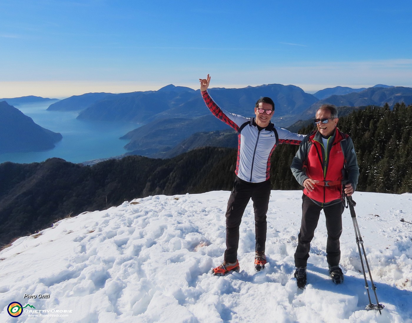 26 In vetta al Monte Alto (1723 m) con bella vista sul Lago d'Iseo.JPG